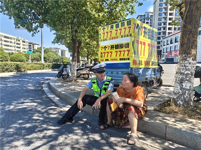 烈日下的暖心守护