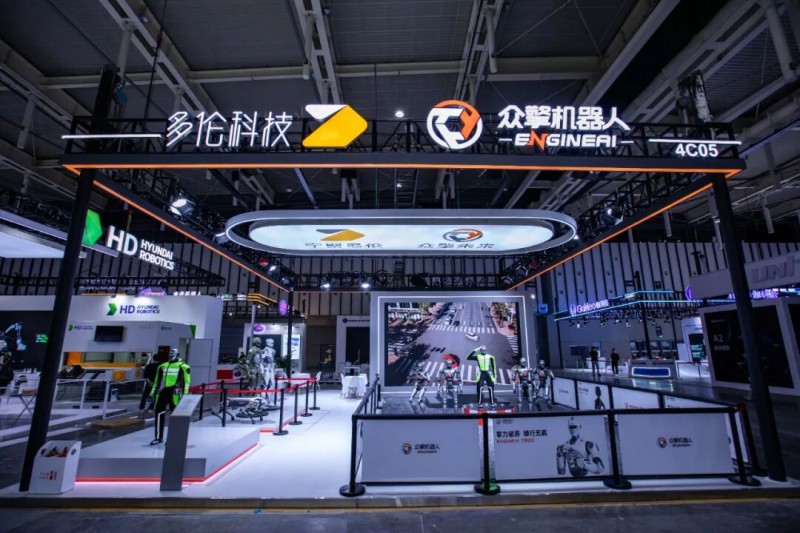 多伦科技联合众擎机器人首秀2025智博会 交通指挥机器人引关注