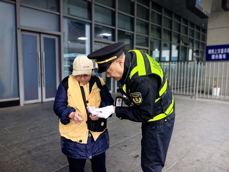 春运首日 重庆南岸交通执法护航回家路